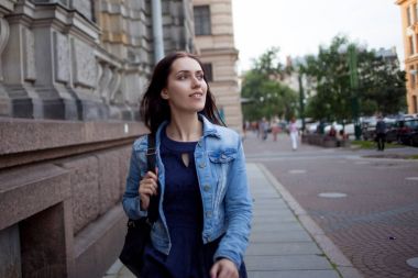 Şehirde bir sırt çantası ile güzel genç esmer