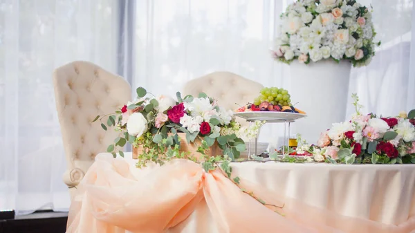 Mesa de la novia y el novio en el restaurante. Decoración de la boda, flores — Foto de Stock