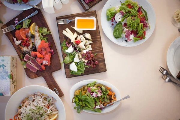 간식, 타파스 및 나무 보드에 샐러드. 레스토랑에서 테이블 설정 — 스톡 사진