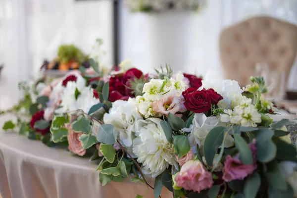 Dekor düğün. Restoranda, masaya yiyecek çiçekler