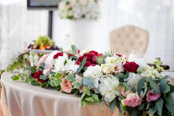 Γαμήλια διακόσμηση. Λουλούδια στο εστιατόριο, το φαγητό στο τραπέζι — Φωτογραφία Αρχείου