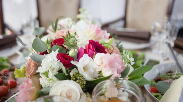 Bröllop inredning. Blommor i restaurangen, mat på bordet — Stockfoto