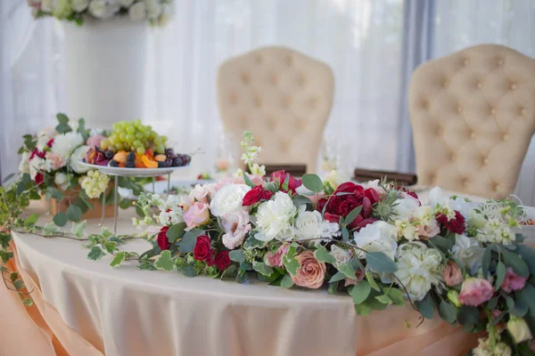 Táblázat a menyasszony és a vőlegény az étteremben. Esküvői dekoráció, virág — Stock Fotó