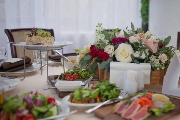 Bruiloft decor. Bloemen in het restaurant, eten op de tafel — Stockfoto