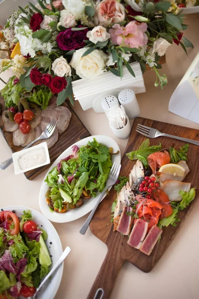 Dekor düğün. Restoranda, masaya yiyecek çiçekler — Stok fotoğraf