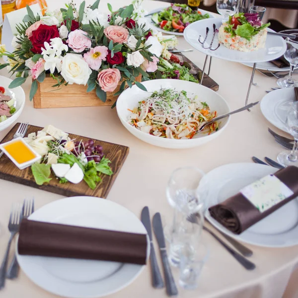 Decoração de casamento. Flores no restaurante, comida na mesa — Fotografia de Stock