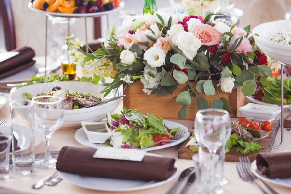 Dekor düğün. Restoranda, masaya yiyecek çiçekler — Stok fotoğraf