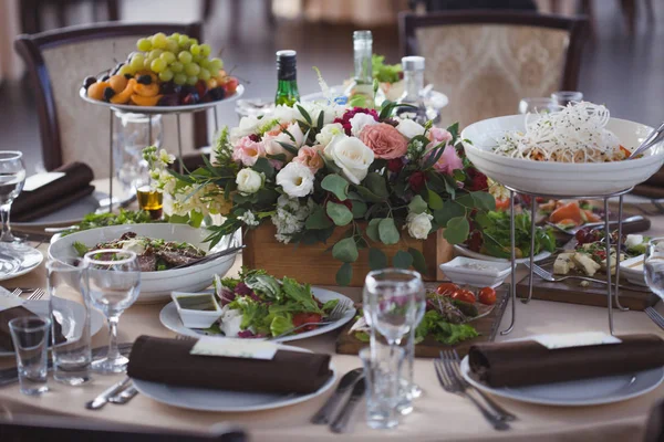 Decoração de casamento. Flores no restaurante, comida na mesa — Fotografia de Stock