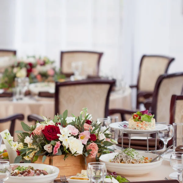 Decoração de casamento. Flores no restaurante, comida na mesa — Fotografia de Stock