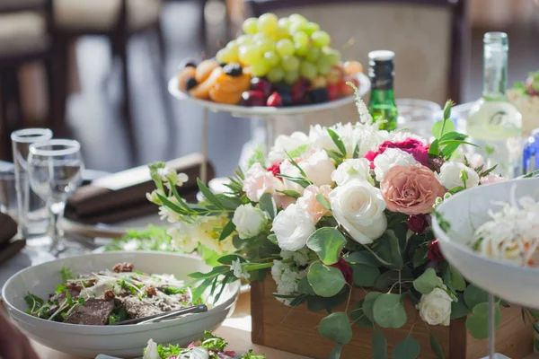 Bröllop inredning. Blommor i restaurangen, mat på bordet — Stockfoto