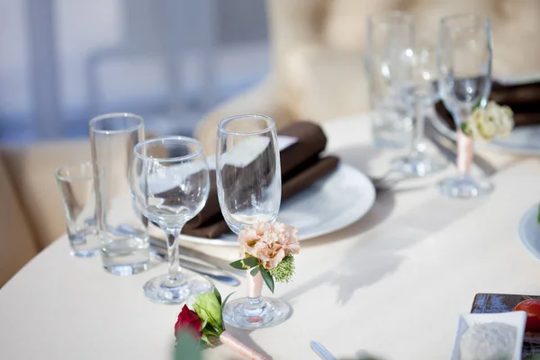 Cenário de mesa no restaurante. decoração floral nos óculos, casamento — Fotografia de Stock