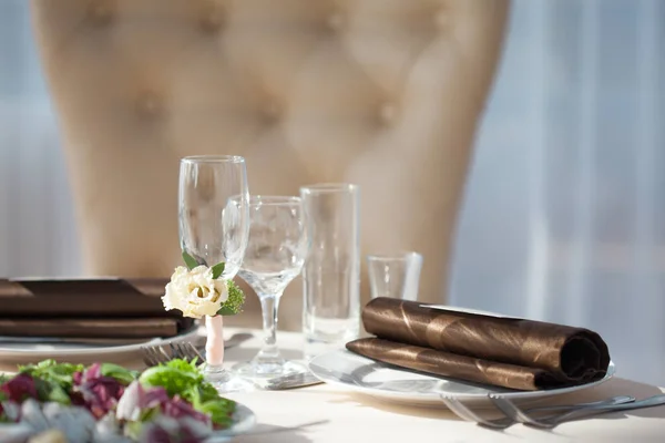 De instelling van de tabel in het restaurant. Floral decor op de bril, bruiloft — Stockfoto