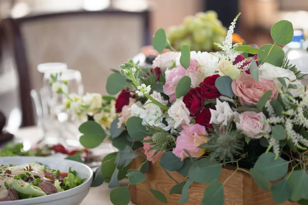 Bröllop inredning. Blommor i restaurangen, mat på bordet — Stockfoto