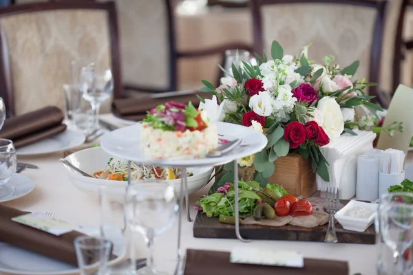 Decoração de casamento. Flores no restaurante, comida na mesa — Fotografia de Stock