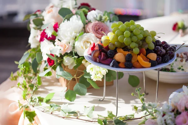 Dekor düğün. Restoranda, masaya yiyecek çiçekler