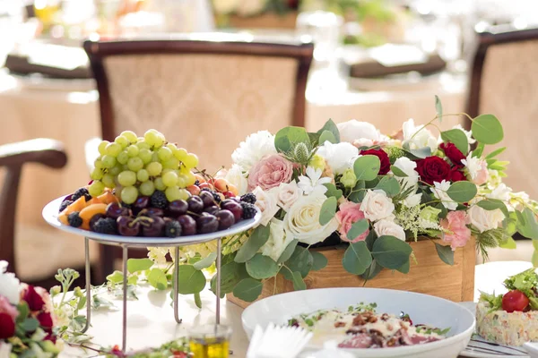 Decoração de casamento. Flores no restaurante, comida na mesa — Fotografia de Stock