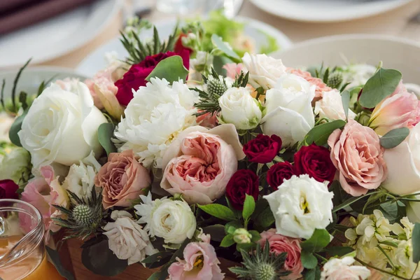 Decoración de la boda. Flores en el restaurante, comida en la mesa —  Fotos de Stock