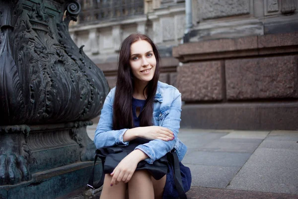 Belle jeune brune avec un sac à dos dans la ville, portrait — Photo