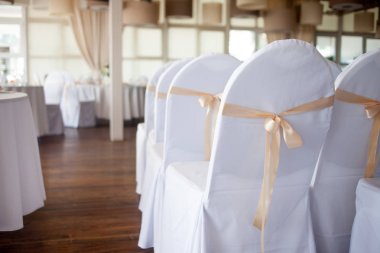 Restoran, üst üste, çok süslü sandalyeler kutlama için hazır olun.
