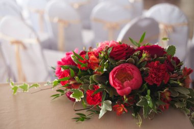 Dekor düğün. Kırmızı çiçekler restoranda, Tablo ayarı