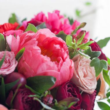 Dekor düğün. Kırmızı çiçekler restoranda, Tablo ayarı