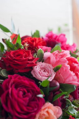 Dekor düğün. Kırmızı çiçekler restoranda, Tablo ayarı