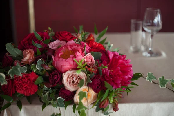 Esküvői dekoráció. Piros virágok az étteremben, tábla beállítása — Stock Fotó