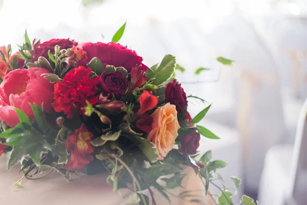 Hochzeitsdekor. Rote Blumen im Restaurant, weiches Bild — Stockfoto