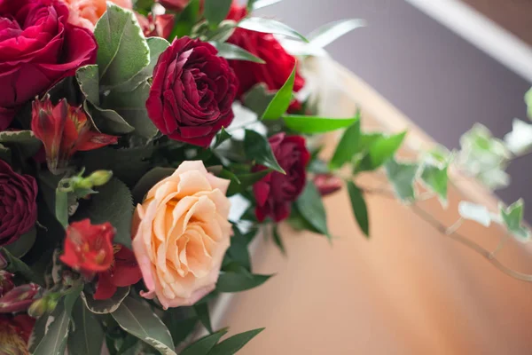 Esküvői dekoráció. Piros virágok az étteremben, tábla beállítása — Stock Fotó