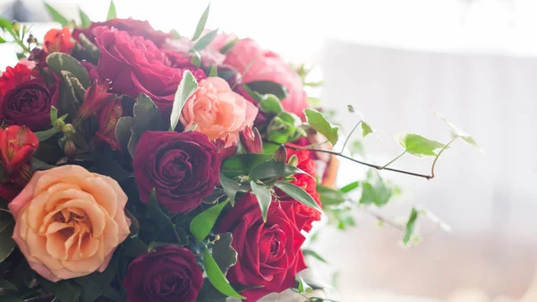 Γαμήλια διακόσμηση. Κόκκινα λουλούδια στο εστιατόριο, το μαλακό εικόνα — Φωτογραφία Αρχείου