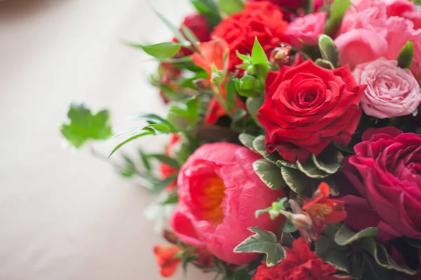 Decoração de casamento. Flores vermelhas no restaurante, definição de mesa — Fotografia de Stock