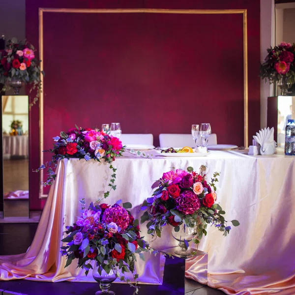 Decoração dos recém-casados. Toalhas de mesa de seda, flores vermelhas. Lugar para texto no topo — Fotografia de Stock