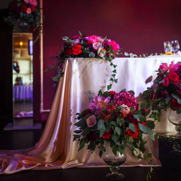 tarzı ve ince tasarımı yeni evliler. İpek masa örtüleri, kırmızı çiçekler