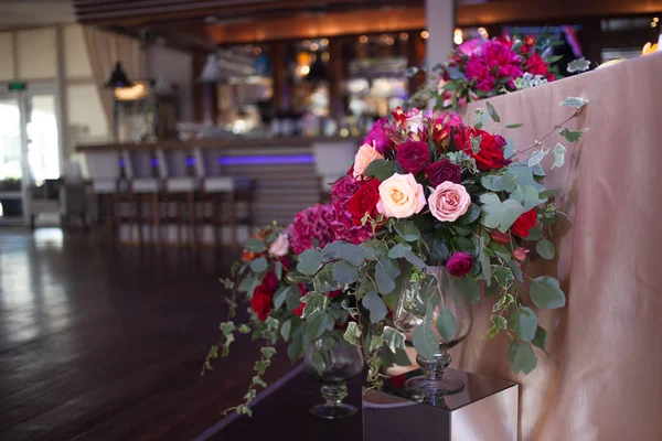 婚礼的装饰。在餐厅里，红色的花表设置 — 图库照片