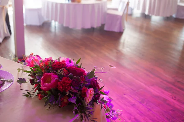 Decoração de casamento. Flores vermelhas no restaurante, definição de mesa — Fotografia de Stock