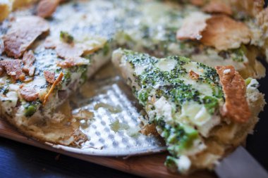 Tavuk ve brokoli, kesilmiş parça, evde yapılan kiş