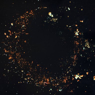 Yuvarlak kare siyah bir zemin üzerine ekmek kırıntısı. Bir etiket için bir yer