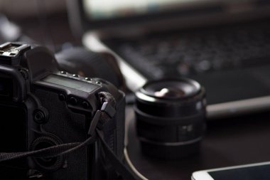 Çalışma Tezgahı fotoğrafçı, kamera ve lens, laptop. Yan görünüm