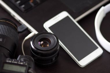 DSLR kamera ve dahili kamera ve fotoğraf düzenleme oluşturmak için bir cep telefonuyla