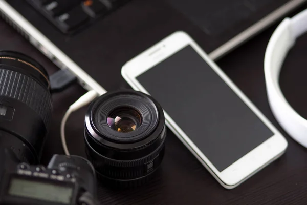 Câmera DSLR e um celular com câmera embutida, para criação e edição de fotos — Fotografia de Stock