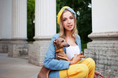 Sarı pantolon, mavi ceket ve türban şık Bayan