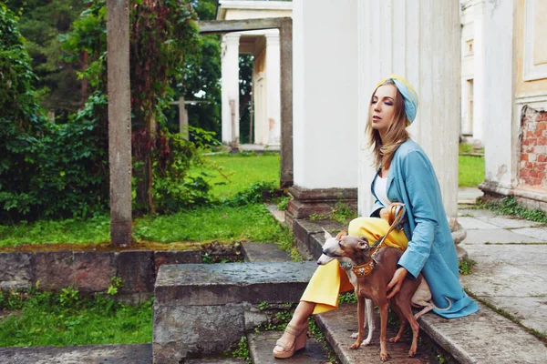 Elegante y hermosa mujer joven pasea con perros — Foto de Stock