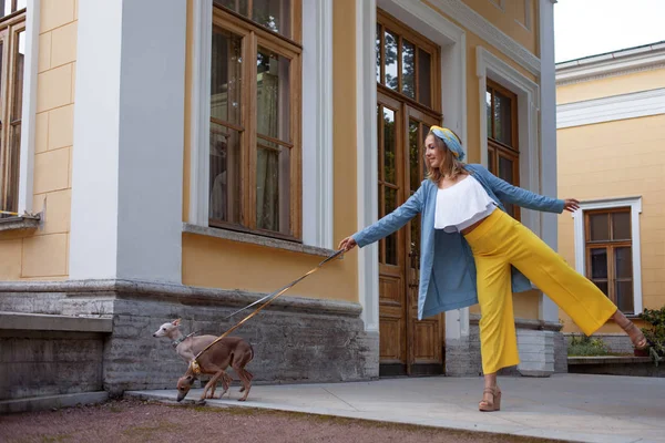 散歩で犬と一緒に面白い女の子 — ストック写真