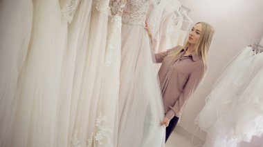 Düğün için bir kıyafet seçin. Genç kadın girişimci. Gelin salonda portre