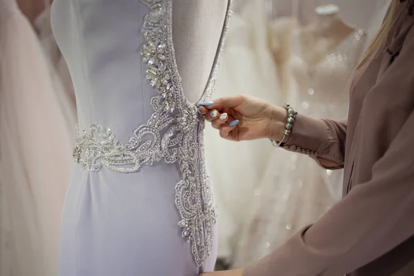 Robe de soirée en décolleté luxueux. Fermeture éclair sur un mannequin. Boutique de robes de mariée et de soirée — Photo