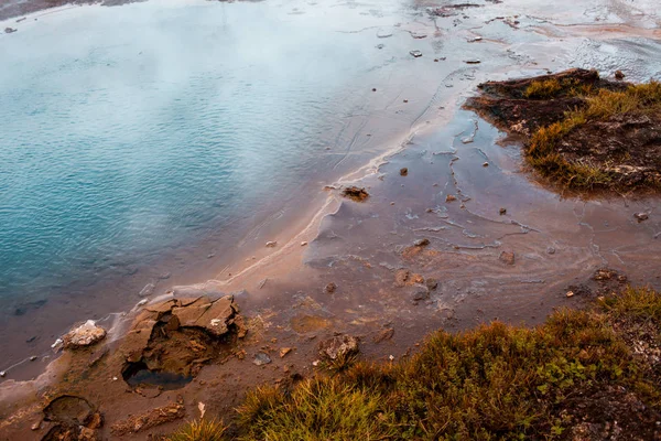 Island, dalen av gejsrar, varma geotermiska vattenkällor — Stockfoto