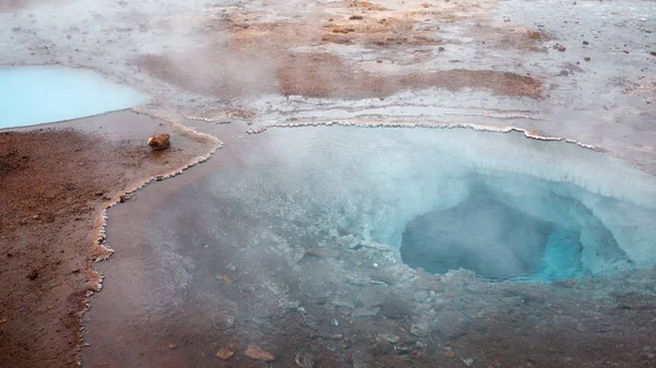 Island, dalen av gejsrar, varma geotermiska vattenkällor — Stockfoto