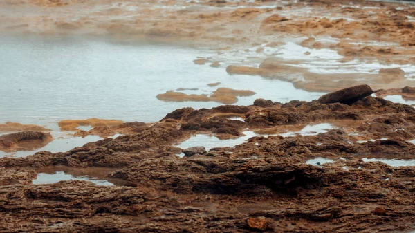 Исландия, долина гейзеров, источники горячей геотермальной воды — стоковое фото