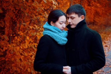 Çok etnik gruptan oluşan bir çift. Yakışıklı genç insanlar. Açık havada dikey