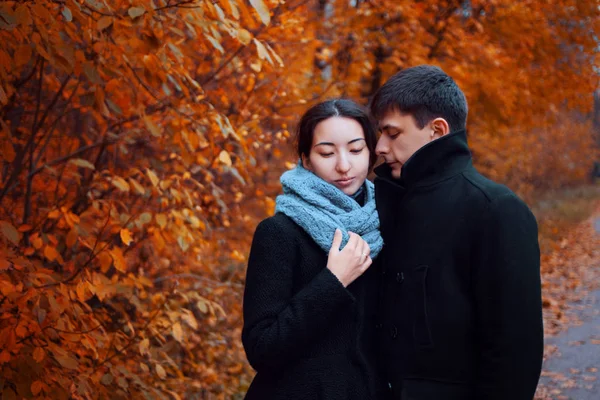 秋の公園で若いカップル。かわいい男と女の子が一緒に歩いて — ストック写真